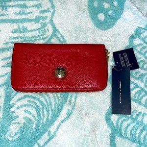 Tommy Hilfiger Signature Zippered Wallet